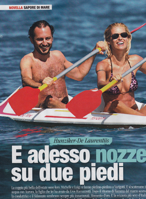 Michelle mostra il pancino: bikini e curve in vista per la Hunziker Michelle mostra il pancino: bikini e curve in vista per la Hunziker