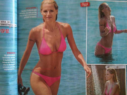 Michelle mostra il pancino: bikini e curve in vista per la Hunziker Michelle mostra il pancino: bikini e curve in vista per la Hunziker