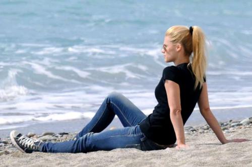 Michelle mostra il pancino: bikini e curve in vista per la Hunziker Michelle mostra il pancino: bikini e curve in vista per la Hunziker