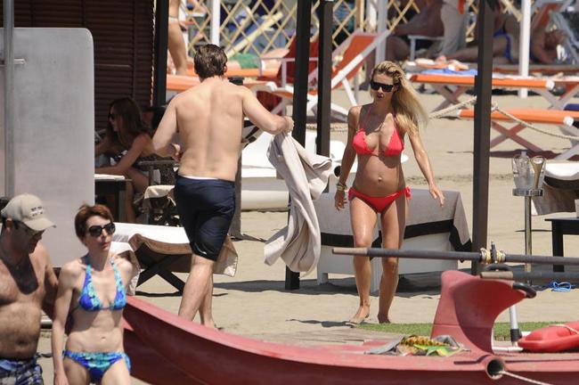 Michelle mostra il pancino: bikini e curve in vista per la Hunziker Michelle mostra il pancino: bikini e curve in vista per la Hunziker