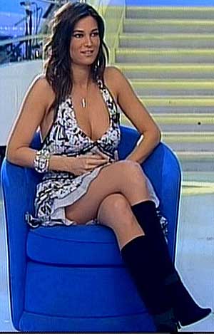 Manuela Arcuri pronta allo spogliarello per la promozione del suo Latina… Manuela Arcuri pronta allo spogliarello per la promozione del suo Latina…