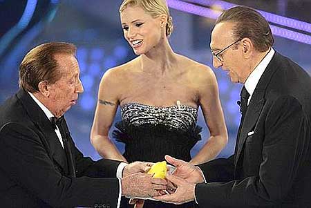 Scandalo a Sanremo: nascosta la statua di Mike Bongiorno Scandalo a Sanremo: nascosta la statua di Mike Bongiorno