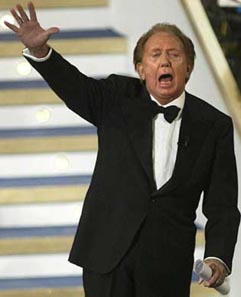 Scandalo a Sanremo: nascosta la statua di Mike Bongiorno