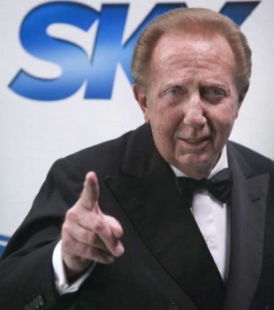 Scandalo a Sanremo: nascosta la statua di Mike Bongiorno Scandalo a Sanremo: nascosta la statua di Mike Bongiorno