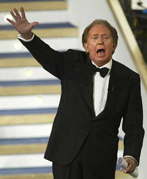 Scandalo a Sanremo: nascosta la statua di Mike Bongiorno Scandalo a Sanremo: nascosta la statua di Mike Bongiorno