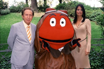 Scandalo a Sanremo: nascosta la statua di Mike Bongiorno Scandalo a Sanremo: nascosta la statua di Mike Bongiorno