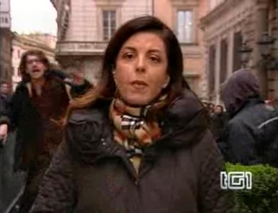 L’incursore Paolini entra nel collegamento di Pomeriggio Cinque. La D’Urso reagisce con calma olimpica L’incursore Paolini entra nel collegamento di Pomeriggio Cinque. La D’Urso reagisce con calma olimpica