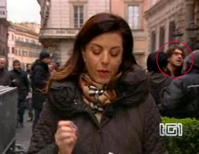 L’incursore Paolini entra nel collegamento di Pomeriggio Cinque. La D’Urso reagisce con calma olimpica L’incursore Paolini entra nel collegamento di Pomeriggio Cinque. La D’Urso reagisce con calma olimpica