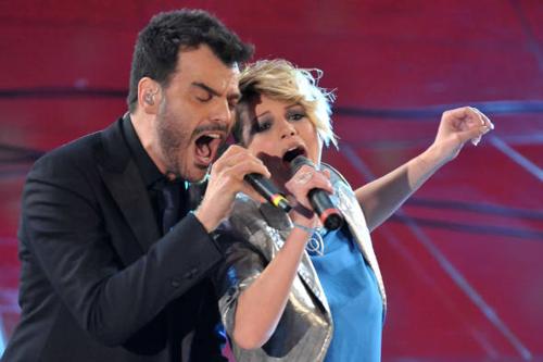 Emma, baci focosi con Bocci e curve in mostra su Facebook