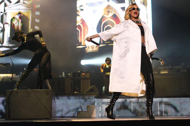 Nuovo scandalo per Rihanna: picchia un fan col microfono Nuovo scandalo per Rihanna: picchia un fan col microfono