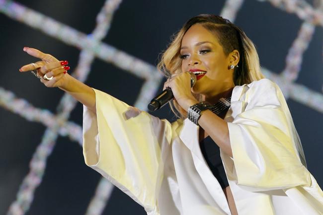 Nuovo scandalo per Rihanna: picchia un fan col microfono Nuovo scandalo per Rihanna: picchia un fan col microfono