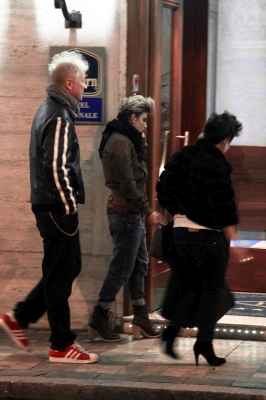 Emma, baci focosi con Bocci e curve in mostra su Facebook