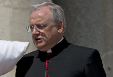 Sante carriere/ Vacilla il posto di Leonardo Sapienza, da uomo di fiducia del papato wojtyliano a futuro vescovo. INSIDE