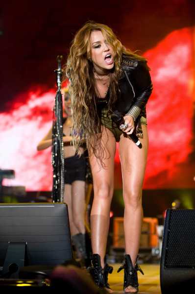 Miley Cyrus cambia volto: provocatrice nel nuovo video “We can’t stop”