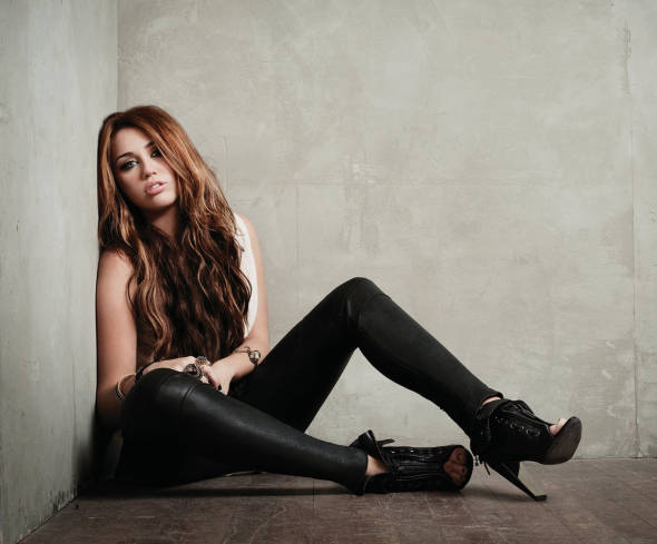 Miley Cyrus cambia volto: provocatrice nel nuovo video “We can’t stop”