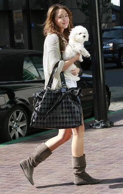 Miley Cyrus cambia volto: provocatrice nel nuovo video “We can’t stop”