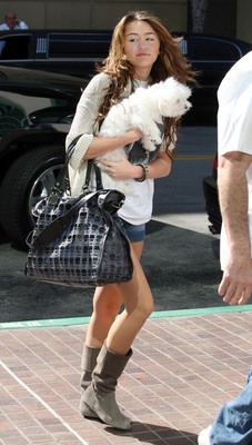 Miley Cyrus cambia volto: provocatrice nel nuovo video “We can’t stop”