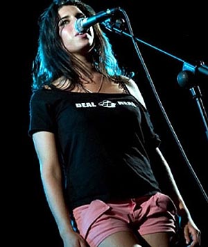 Amy Winehouse, parla il fratello: “Uccisa dalla bulimia” Amy Winehouse, parla il fratello: “Uccisa dalla bulimia”