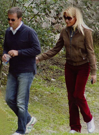 Simona Ventura sexy in trikini: curve abbondanti e in vista