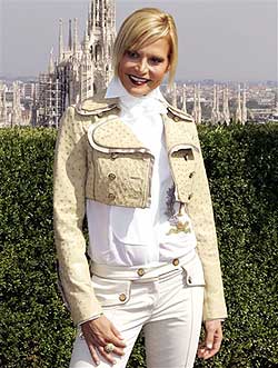 Simona Ventura sexy in trikini: curve abbondanti e in vista