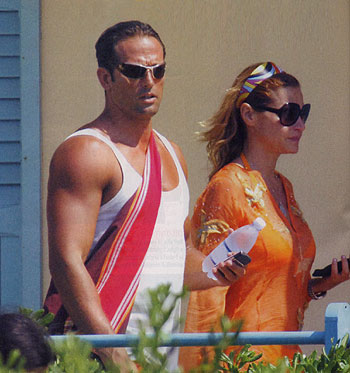 Simona Ventura sexy in trikini: curve abbondanti e in vista