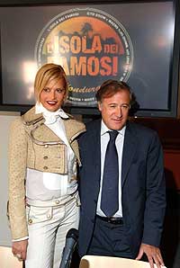 Simona Ventura sexy in trikini: curve abbondanti e in vista