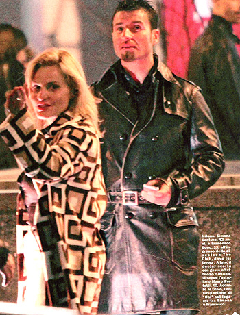 Simona Ventura sexy in trikini: curve abbondanti e in vista