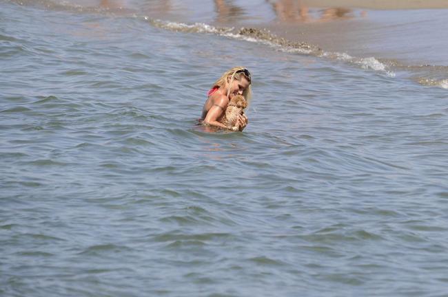 Hunziker esplosiva al mare: Michelle mostra seno e inguine