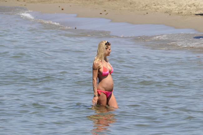 Hunziker esplosiva al mare: Michelle mostra seno e inguine