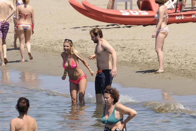 Hunziker esplosiva al mare: Michelle mostra seno e inguine