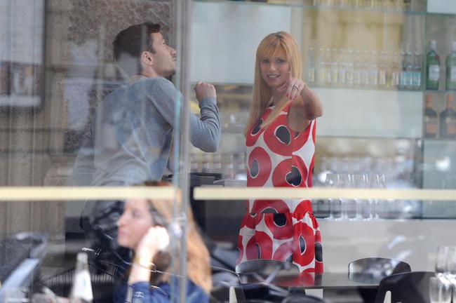 Hunziker esplosiva al mare: Michelle mostra seno e inguine