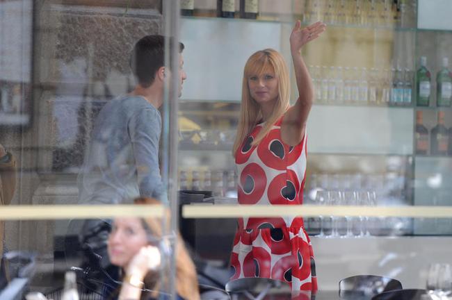 Hunziker esplosiva al mare: Michelle mostra seno e inguine