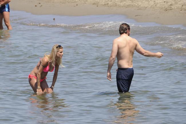 Hunziker esplosiva al mare: Michelle mostra seno e inguine