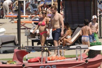 Hunziker esplosiva al mare: Michelle mostra seno e inguine