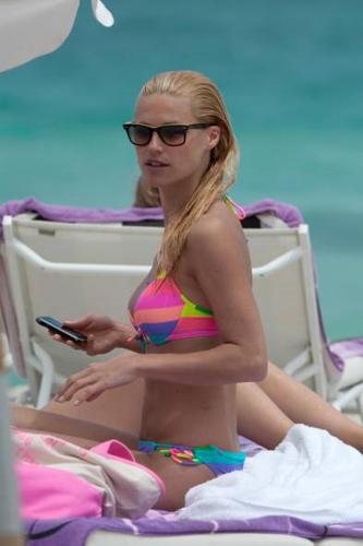 Hunziker esplosiva al mare: Michelle mostra seno e inguine