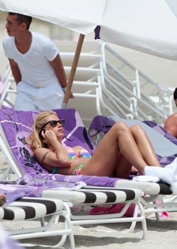 Hunziker esplosiva al mare: Michelle mostra seno e inguine