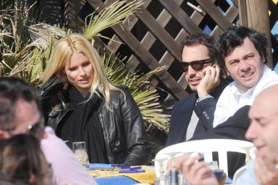 Hunziker esplosiva al mare: Michelle mostra seno e inguine