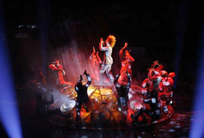 Tragedia al Cirque du Soleil: acrobata precipita da 15 metri e muore