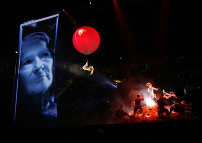 Tragedia al Cirque du Soleil: acrobata precipita da 15 metri e muore