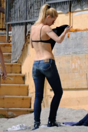 Hunziker esplosiva al mare: Michelle mostra seno e inguine