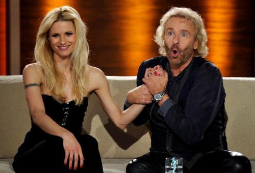 Hunziker esplosiva al mare: Michelle mostra seno e inguine