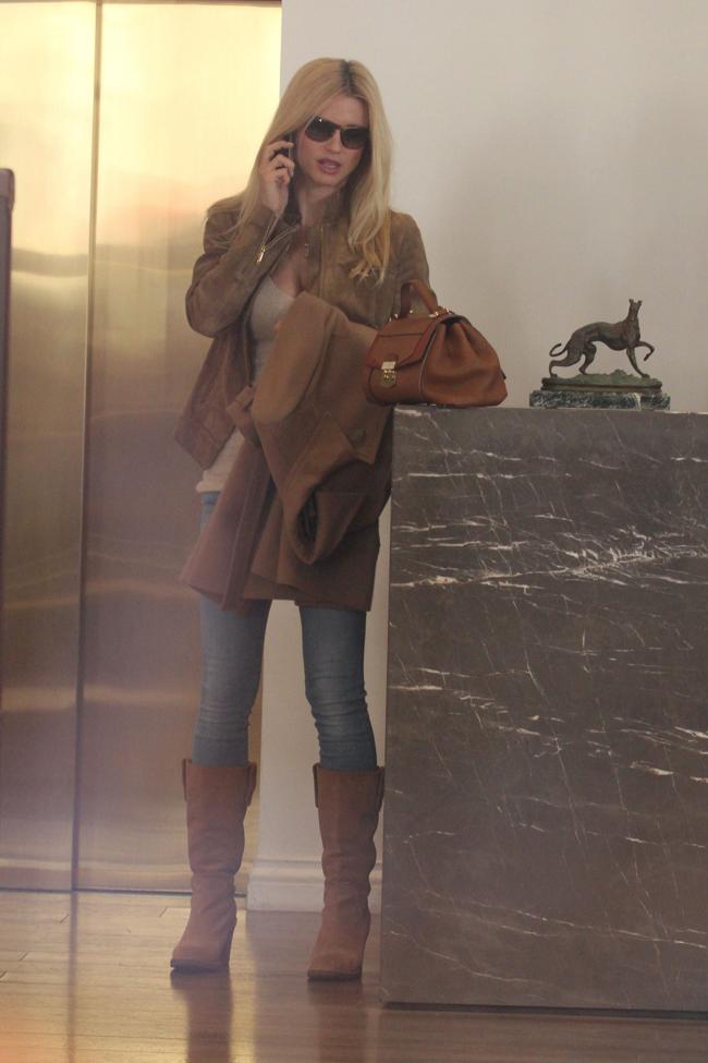 Hunziker esplosiva al mare: Michelle mostra seno e inguine