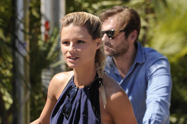 Hunziker esplosiva al mare: Michelle mostra seno e inguine