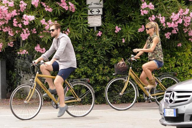 Hunziker esplosiva al mare: Michelle mostra seno e inguine