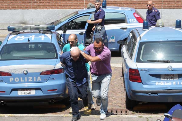 Vigile sospeso dal servizio. Entra in municipio e spara al sindaco