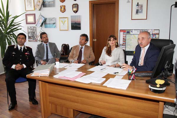 Vigile sospeso dal servizio. Entra in municipio e spara al sindaco