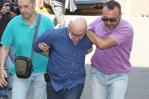 Vigile sospeso dal servizio. Entra in municipio e spara al sindaco