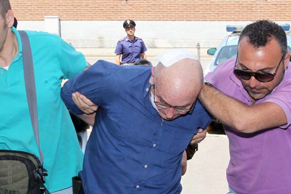 Vigile sospeso dal servizio. Entra in municipio e spara al sindaco