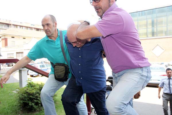 Vigile sospeso dal servizio. Entra in municipio e spara al sindaco