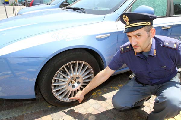 Vigile sospeso dal servizio. Entra in municipio e spara al sindaco